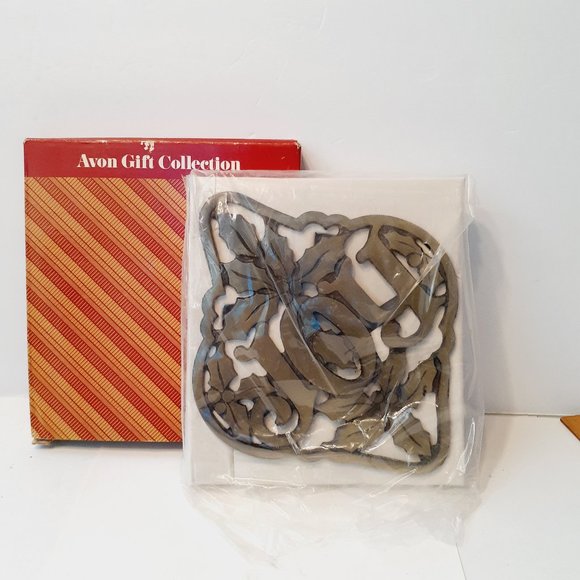 Vintage Avon Brass, Footed Trivet & Wall Hanging "JOY" with Christmas Holly - Picture 2 of 9